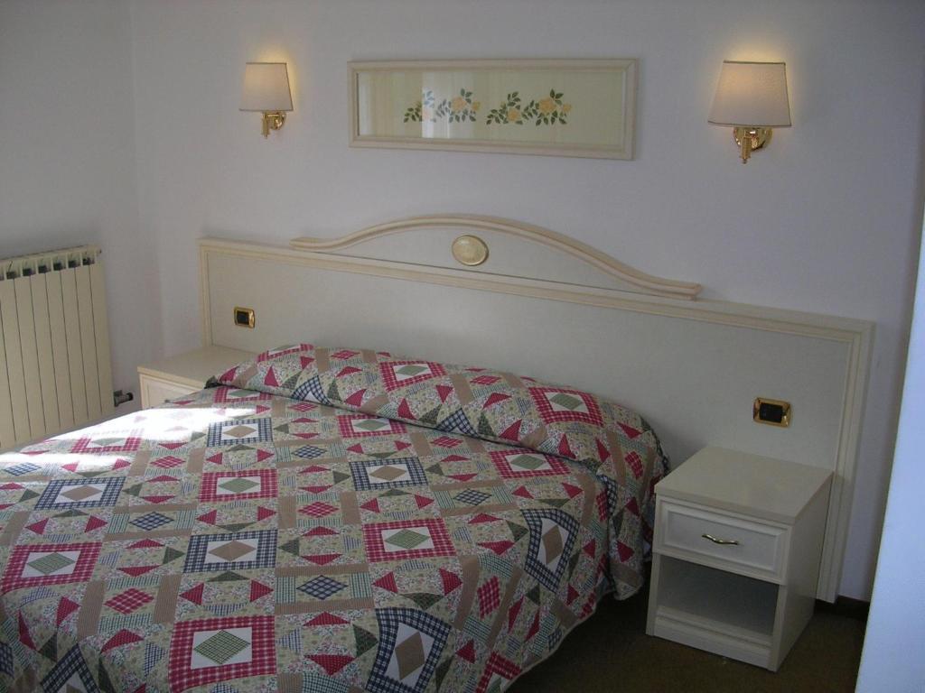Hotel Rosalpina Riva del Garda Habitación foto